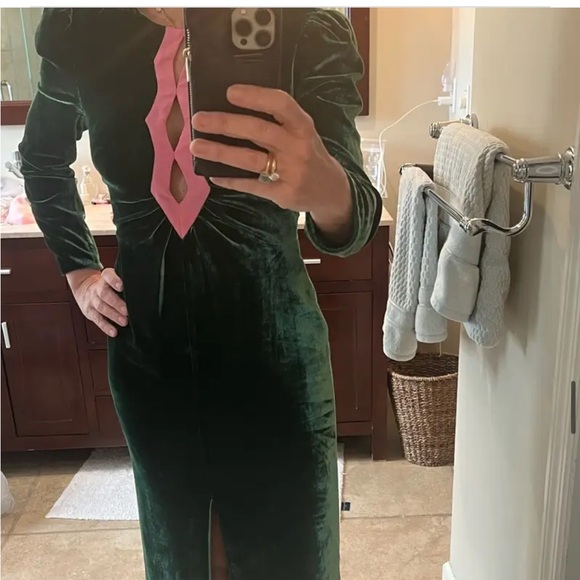 SALONI Jinx Green Velvet Long Sleeve Gown
Maxi Dress with pink keyhole Holiday - Picture 6 of 6